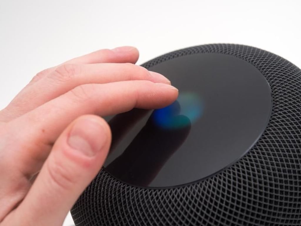 Ob «Hey Siri» oder ein Fingertipper zum Aufwachen auf den Deckel: Der Homepod wird überwiegend per Sprache gesteuert. Dass Siri mithört, zeigt die bunte Animation im Display an. Foto: Andrea Warnecke