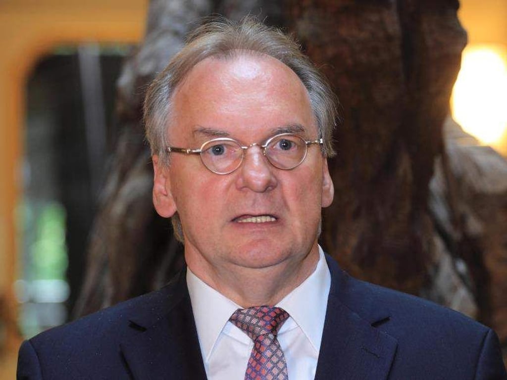 Reiner Haseloff (CDU) gibt in Magdeburg ein Pressestatement ab. Foto: Jens Wolf/Archiv