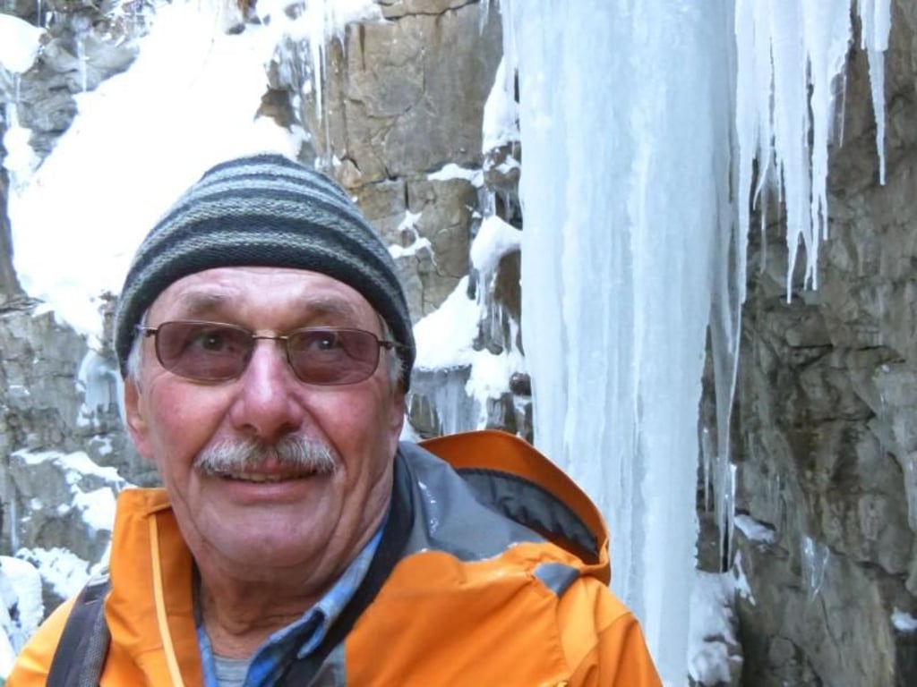 Oskar Fischer bietet Führungen durch die Breitachklamm an und referiert auch über die geologischen Hintergründe der Klamm. Foto: Florian Sanktjohanser/dpa-tmn