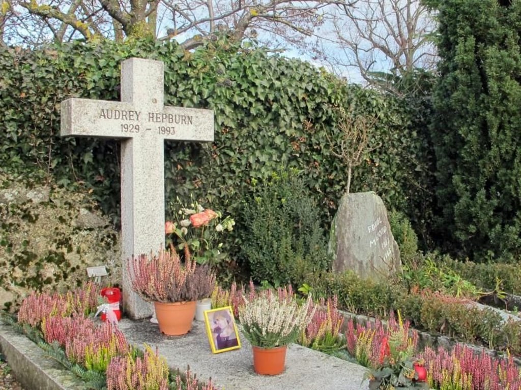 Das schlichte Grab von Audrey Hepburn auf dem Friedhof in Tolochenaz. Foto: Christiane Oelrich