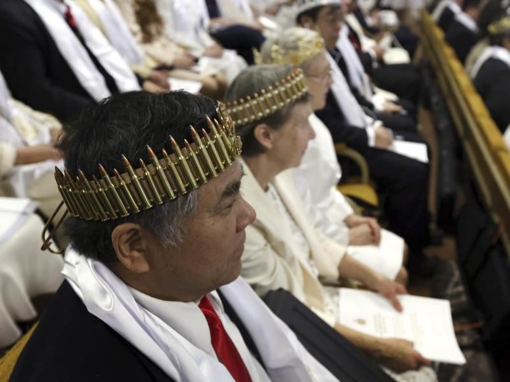 Kronen aus Munition im Gottesdienst: Der Prediger sagte, Waffenbesitz sei ein gottgegebenes Recht. Foto: Jacqueline Larma/AP