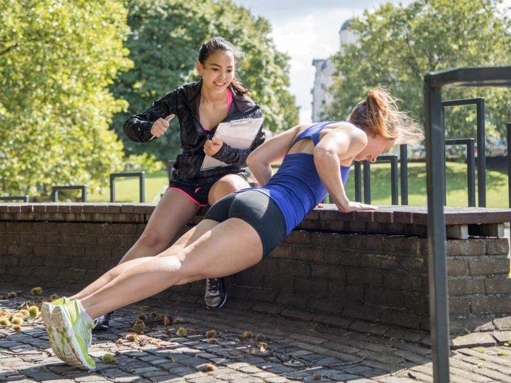 Viel braucht man eigentlich nicht, um fit zu bleiben: Eine Laufstrecke und ein kleines Mäuerchen wie hier genügen. Foto: Christin Klose