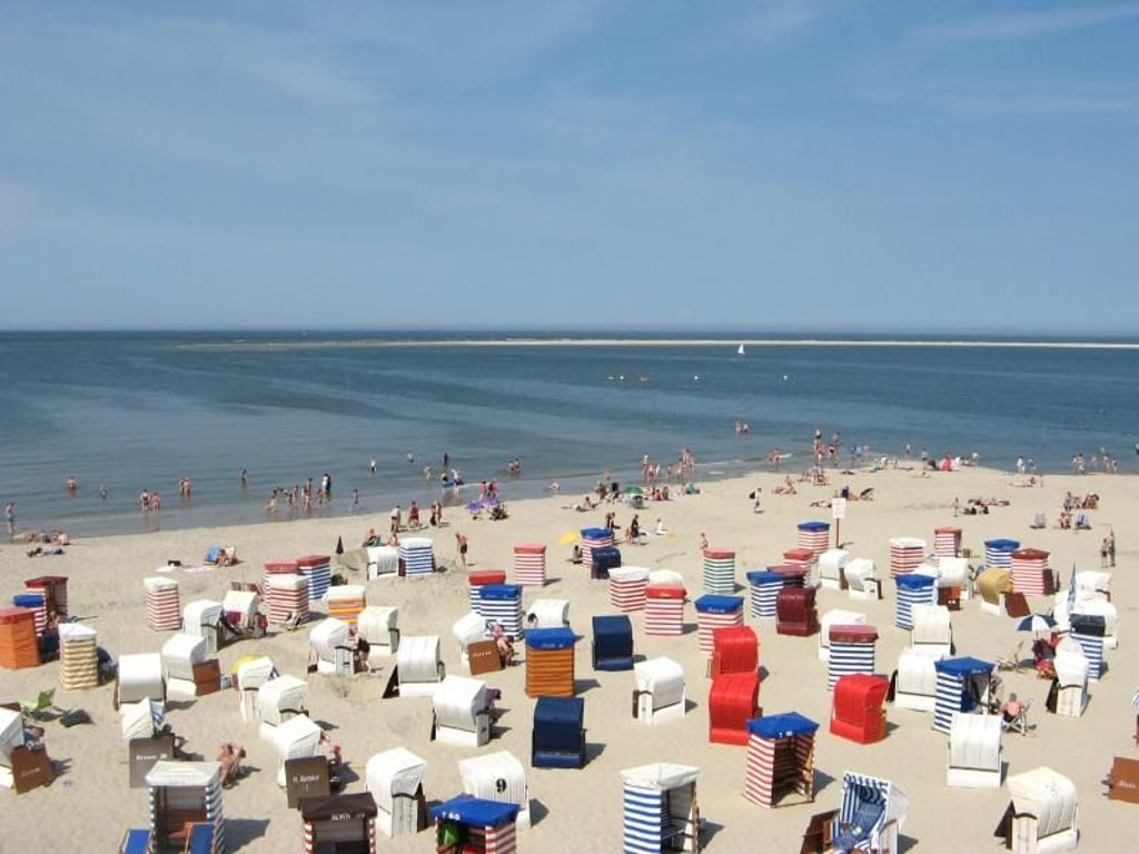 Die Insel Borkum wird im Sommer richtig voll - angenehmer ist es im Frühjahr. Foto: Reinhold Krämer/dpa-tmn