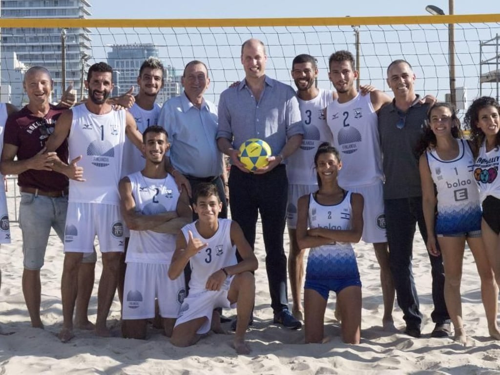 Prinz William (m.) mit einer Gruppe von Volleyballspielern am Strand von Tel Aviv. Foto: Arthur Edwards/The Sun/PA