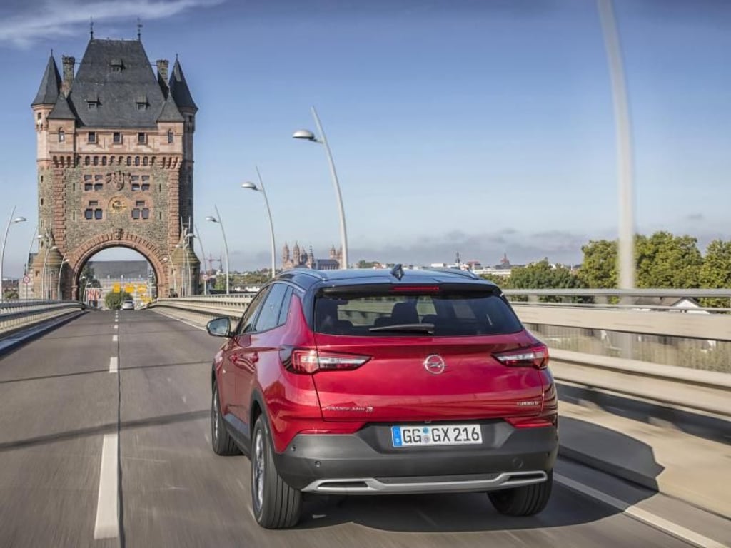 Die Maße sind stattlich. Der Grandland X ist 4,48 Meter lang und 1,61 Meter hoch. Im Kofferraum ist Platz für 514 bis 1652 Liter. Foto: Opel/dpa