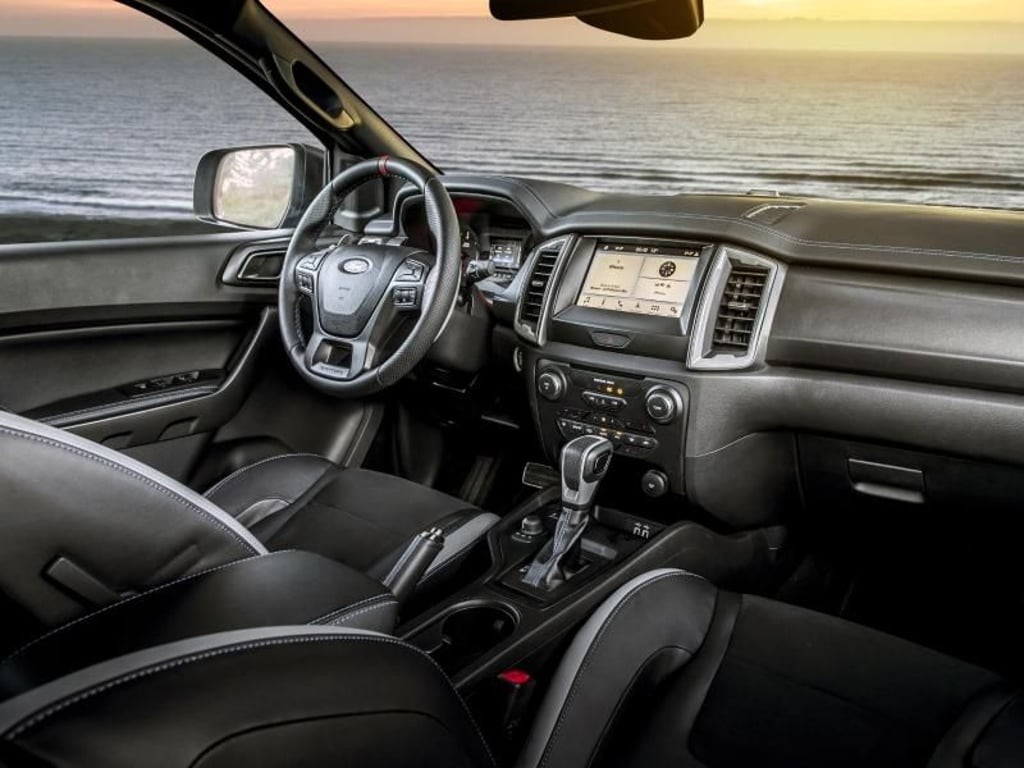 Ledersessel und noble Verkleidungen: Im Innenraum hat der Raptor den Charme eines Sportwagens. Foto: Ford