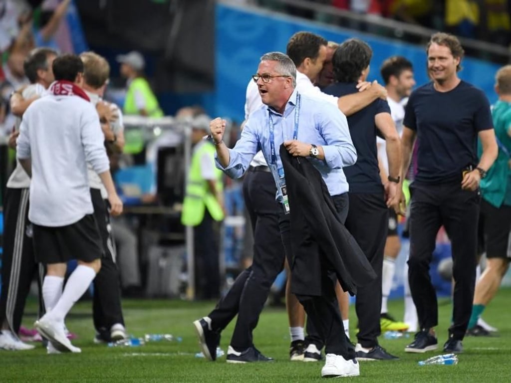 Auch sein Verhalten war grob unfair: DFB-Büroleiter Georg Behlau jubelt nach dem Sieg gegen Schweden am Spielfeldrand, anstatt den Gegnern die Hand zu schütteln. Foto: Ina Fassbender