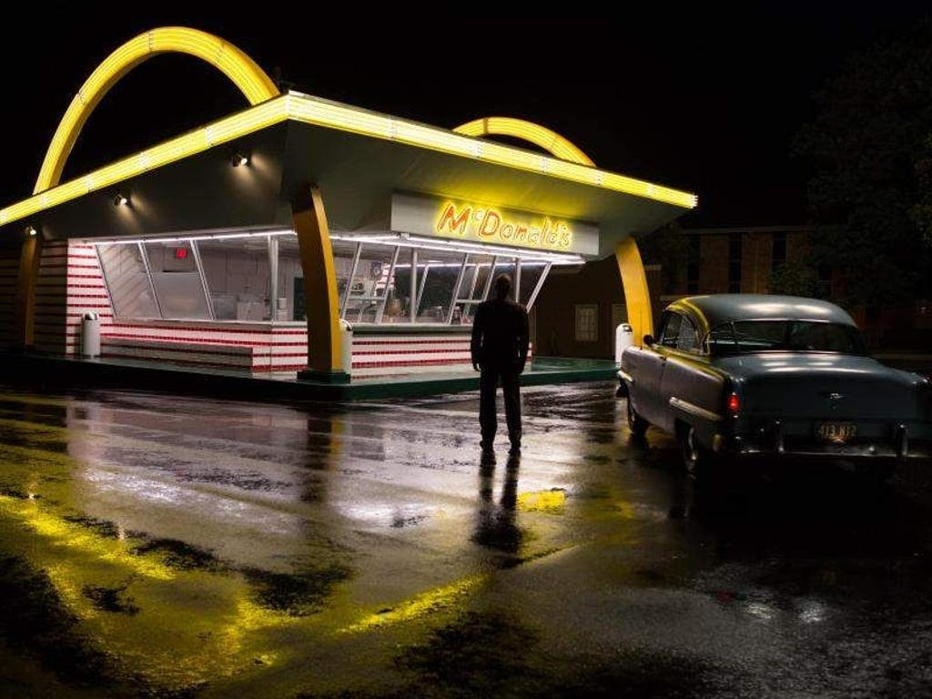 In «The Founder» hilft Ray Kroc (Michael Keaton) den beiden McDonald-Brüdern beim Aufbau ihres Restaurants. Später übernimmt er es selbst. Foto: Splendid Film GmbH