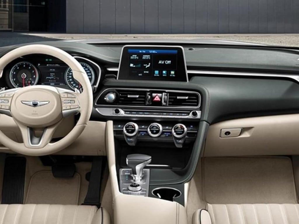 Vornehmes Ambiente und reiche Ausstattung: Im Innenraum bieten ein Head-Up-Display, klimatisierte Sitze und eine kabellose Ladeschale fürs Smartphone ihre Dienste an. Foto: Hyundai