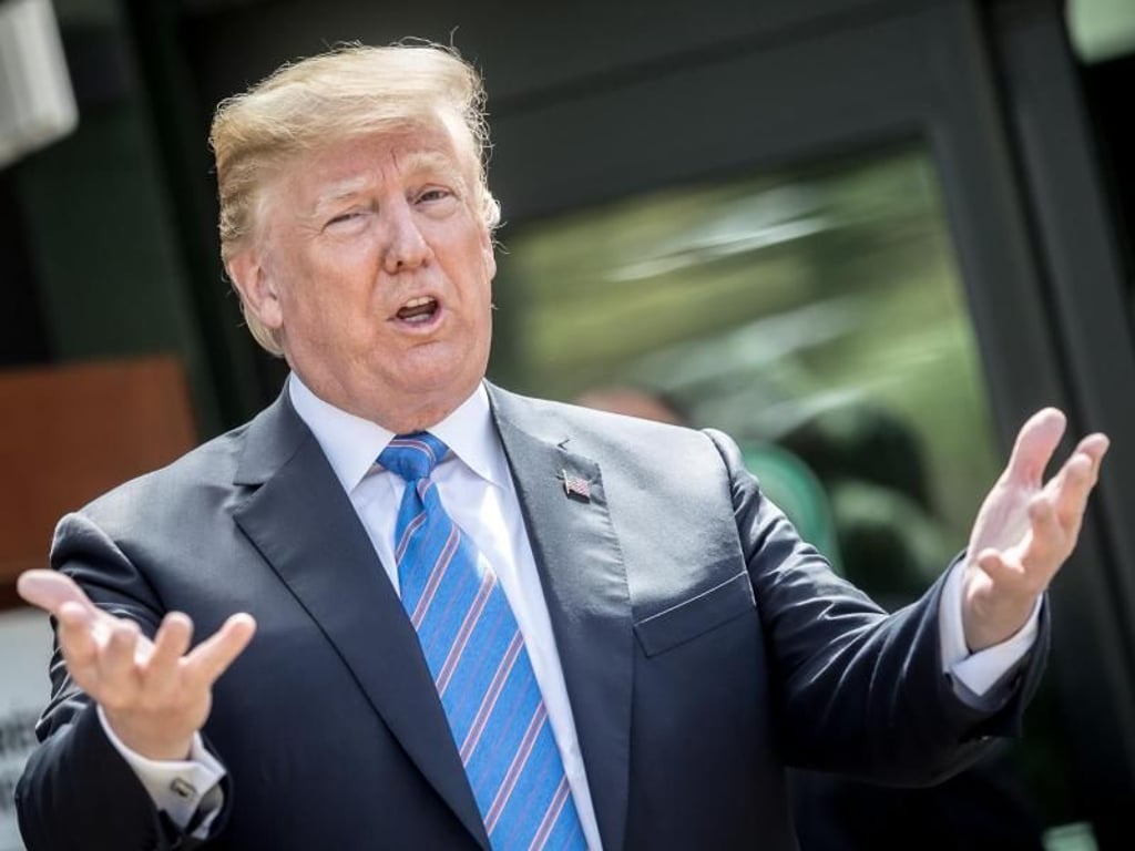 Donald Trump spricht zu Reportern, bevor er das Gipfelgelände vorzeitig verlässt. Foto: Michael Kappeler