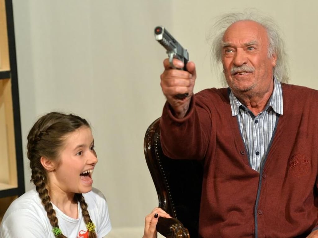 Achim Wolff als Amandus Rosenbach und Nastassja Revvo als Tilda Rosenbach im Stück "Honig im Kopf" am Schlosspark-Theater. Foto: Maurizio Gambarini