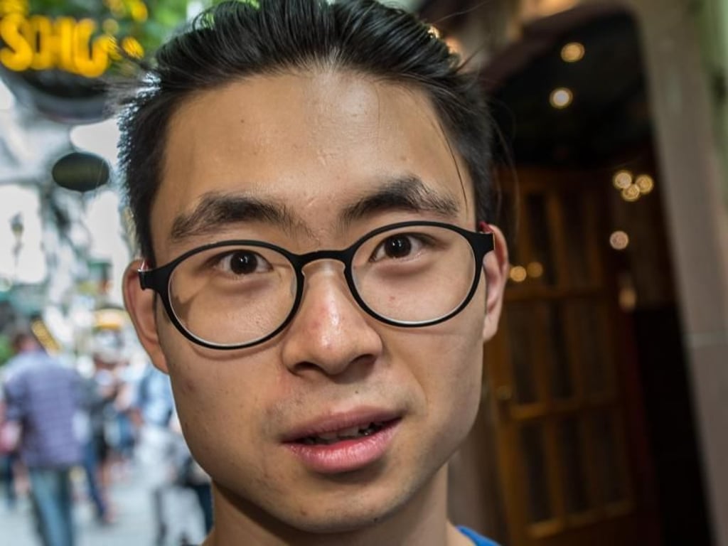 Der Maschinenbau-Student Lan Tian streift durch die Enge der Drosselgasse in Rüdesheim am Rhein (Hessen). Foto: Boris Roessler