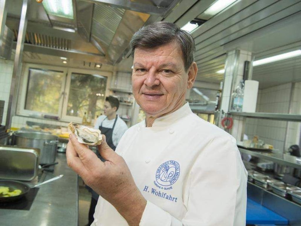 Der Sterne-Koch Harald Wohlfahrt in seiner Küche in Baiersbronn. Foto: Uli Deck