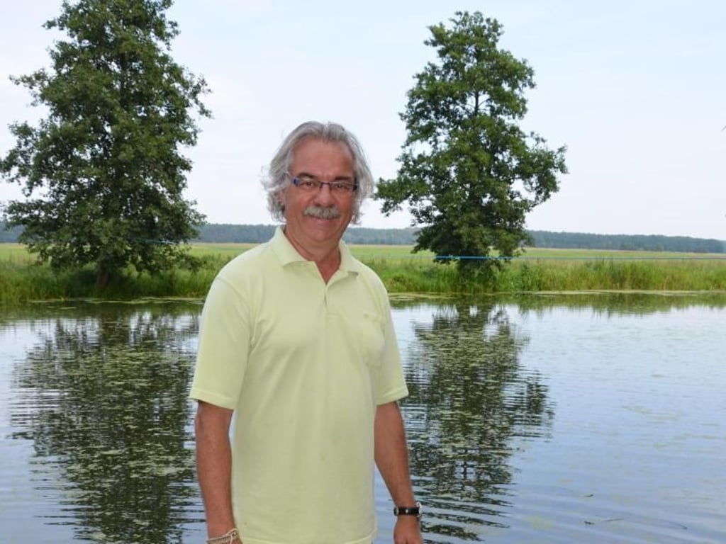 Horst Oppenhäuser lebt seit über fünf Jahren in der Prignitz. Direkt vor seinem Garten fließt die Löcknitz lang. Im Sommer kann man darin baden oder mit dem Kanu lospaddeln. Foto: Andreas Heimann