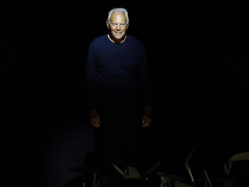 Giorgio Armani schält sich aus der Dunkelheit ans Licht. Foto: Matteo Bazzi