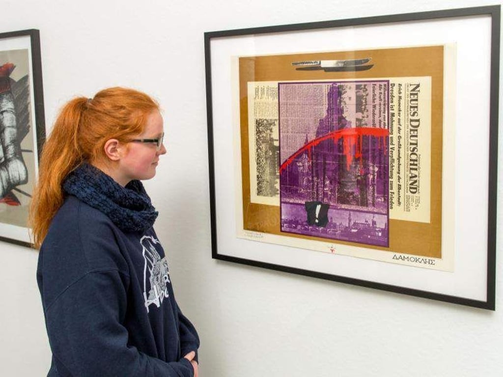 Der Siebdruck «Damoklesschwert» von Jürgen Schieferdecker aus dem Jahr 1985 in der Schweriner Ausstellung. Foto: Jens Büttner