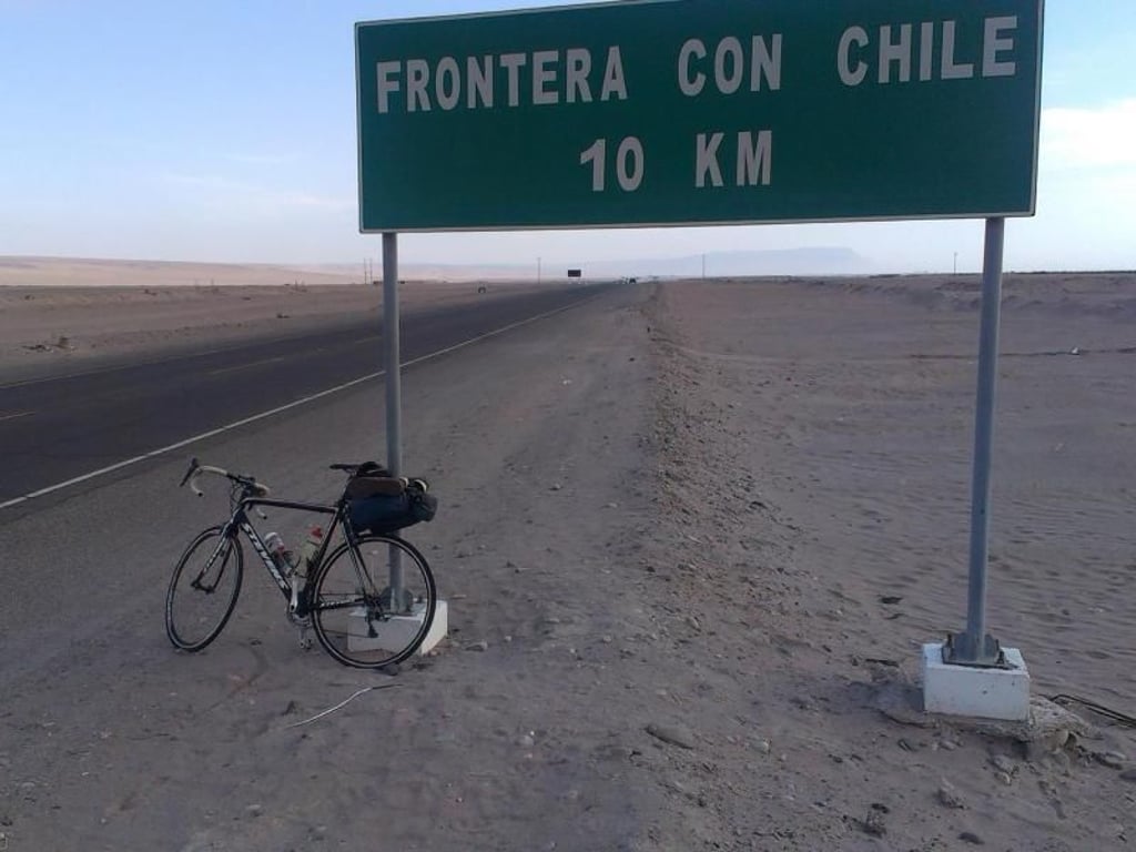 Einsame Grenze: Während der Rennrad-Tour werden drei Länder passiert, erst Peru, dann Chile und schließlich Bolivien. Foto: Georg Ismar