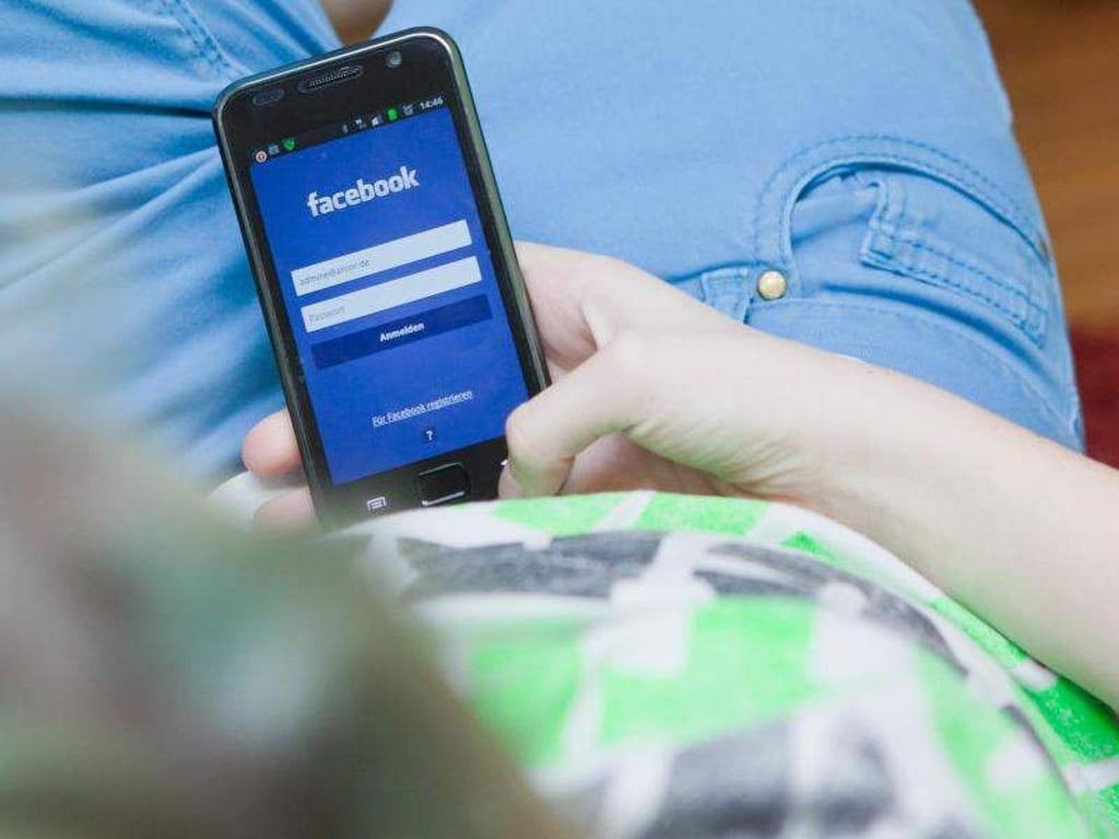 Ständig gereizt und traurig ohne Handy? Das können erste Anzeichen sein, dass Jugendliche süchtig danach sind. Foto: Silvia Marks/dpa-tmn