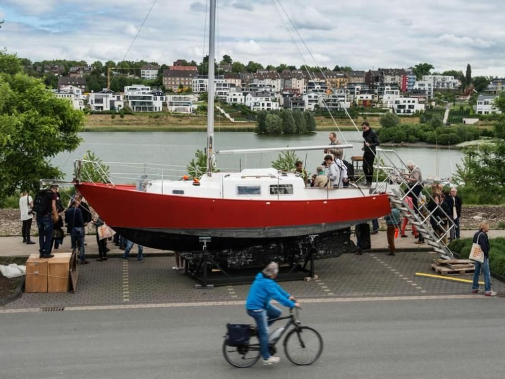 Die «ARCA», das Expeditionsschiff des Künstlerinnenduos Clea Stracke und Verena Seibt, am Ufer des Phoenix Sees in Dortmund. Das Schiff wird an verschiedenen Standorten zu sehen sein, aber niemals im Wasser. Foto: Bernd Thissen
