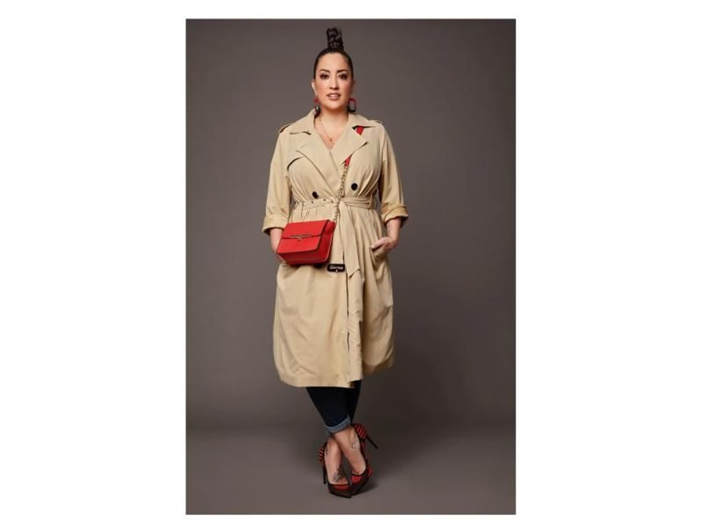 Modeexperten vermuten, dass Beige ein Erfolg wird, weil es nach den Farbexplosionen der letzten Zeit etwas Ruhe in die Mode bringt. Einen Klecks Farbe als Beiwerk verträgt es aber gut - so kombiniert zum Beispiel Sheego by Miyabi Kawai einen beigen Trenchcoat mit einer knallroten Handtasche (Trenchcoat ca. 150 Euro, Jeans ca. 80 Euro). Foto: Miyabi Kawai x sheego