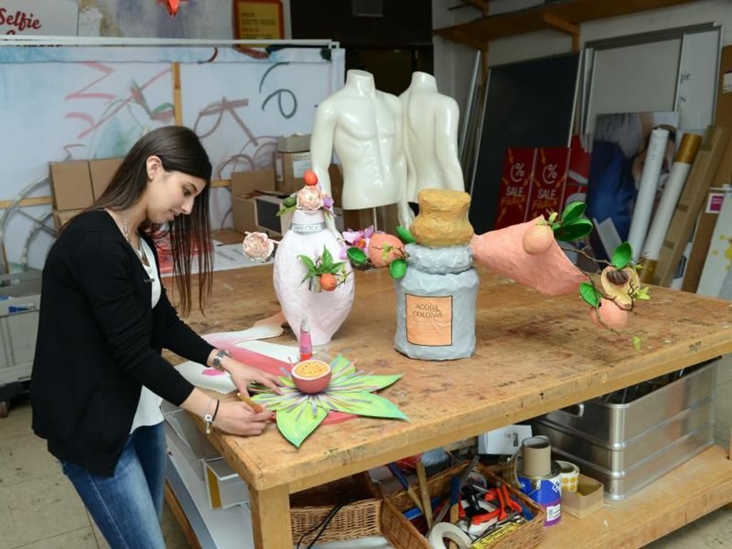 In ihrer Ausbildung zur Gestalterin für visuelles Marketing bei Galeria Kaufhof legt Amado Lavos auch selbst Hand an. Handwerkliches Geschick ist deshalb besonders wichtig. Bild: Judith Michaelis/dpa-tmn Foto: Judith Michaelis