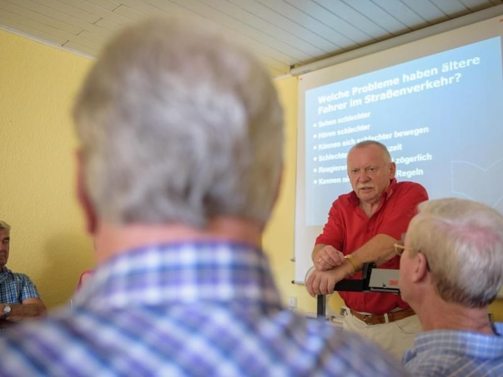 In seinen Auffrischungskursen für ältere Autofahrer erklärt Fahrlehrer Ernst Przybilla Verkehrsregeln, Autotechnik oder auch das Verhalten nach Unfällen. Foto: Candy Welz