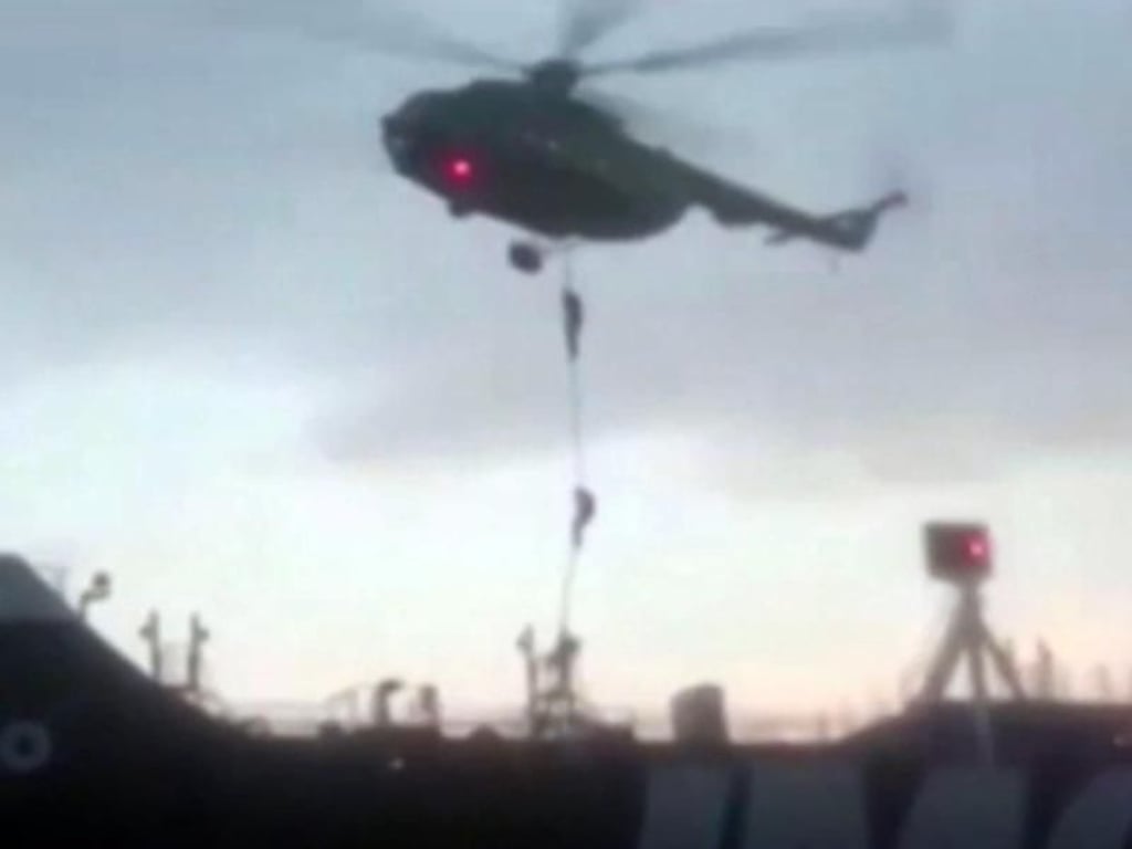 Das Videostandbild zeigt Mitglieder der iranischen Revolutionsgarde, die sich von einem Hubschrauber auf den britischen Öltanker «Stena Impero» abseilen. Foto: Revolutionsgarde/Press Association Images