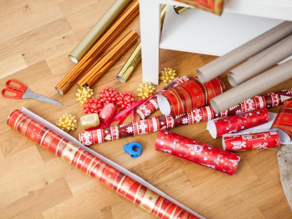 Die Stärke des Geschenkpapiers ist entscheidend dafür, dass die Geschenke später auch formschön sind. Foto: Christin Klose