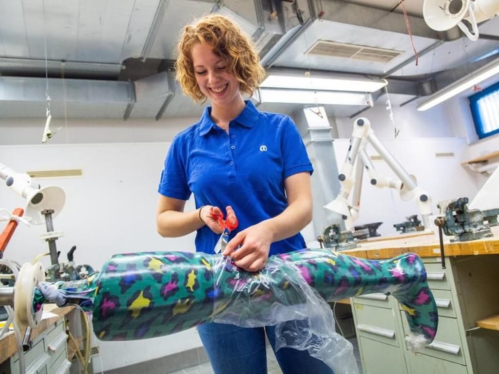 Luisa Richter hat sich in ihrer Ausbildung zur Orthopädietechnik-Mechanikerin für den Schwerpunkt Orthetik entschieden: Die Arbeit in der Werkstatt gehört zu ihren regelmäßigen Aufgaben. Foto: Caroline Seidel
