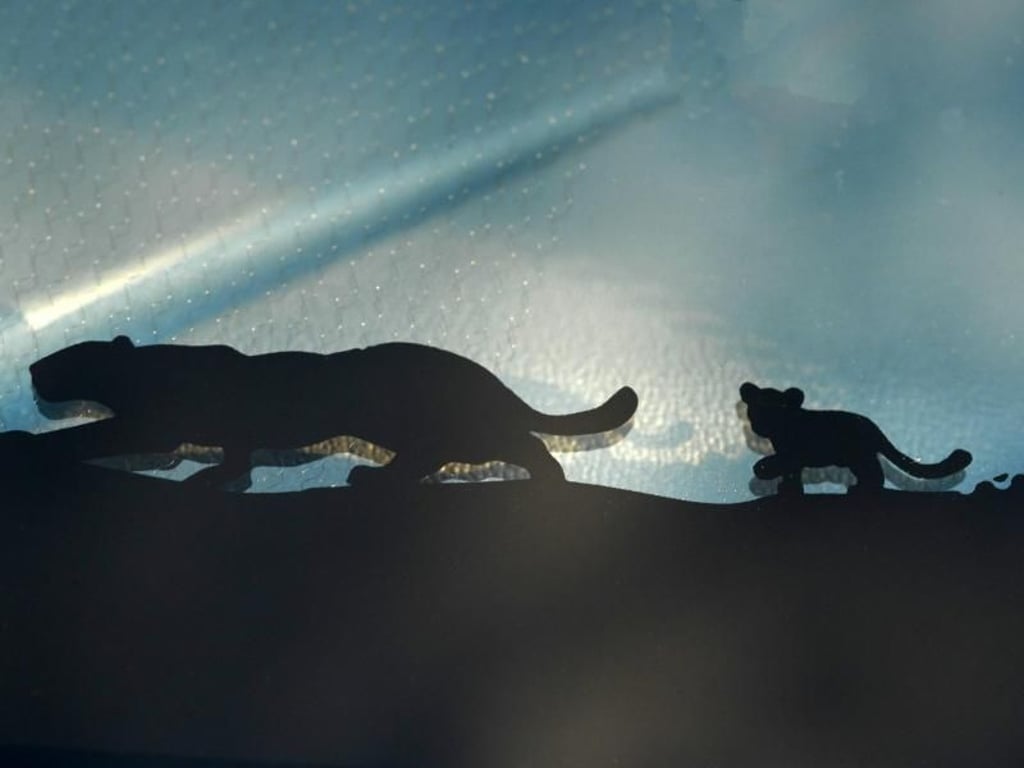 Die Briten gehen an den E-Pace lockerer ran. Deshalb gibt nicht nur Jaguar-Fell auf Etiketten am Sitz und auf manchen Stoffen zu sehen, sondern auch ein Katzenjunges im Rahmen der Frontscheibe und als Projektion. Foto: Jaguar/dpa