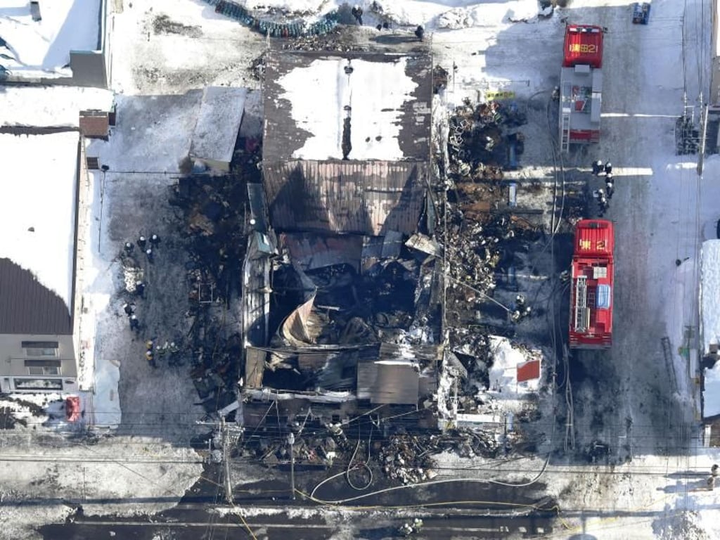 Erst am frühen Morgen konnte die Feuerwehr den Brand löschen. Foto: Kyodo