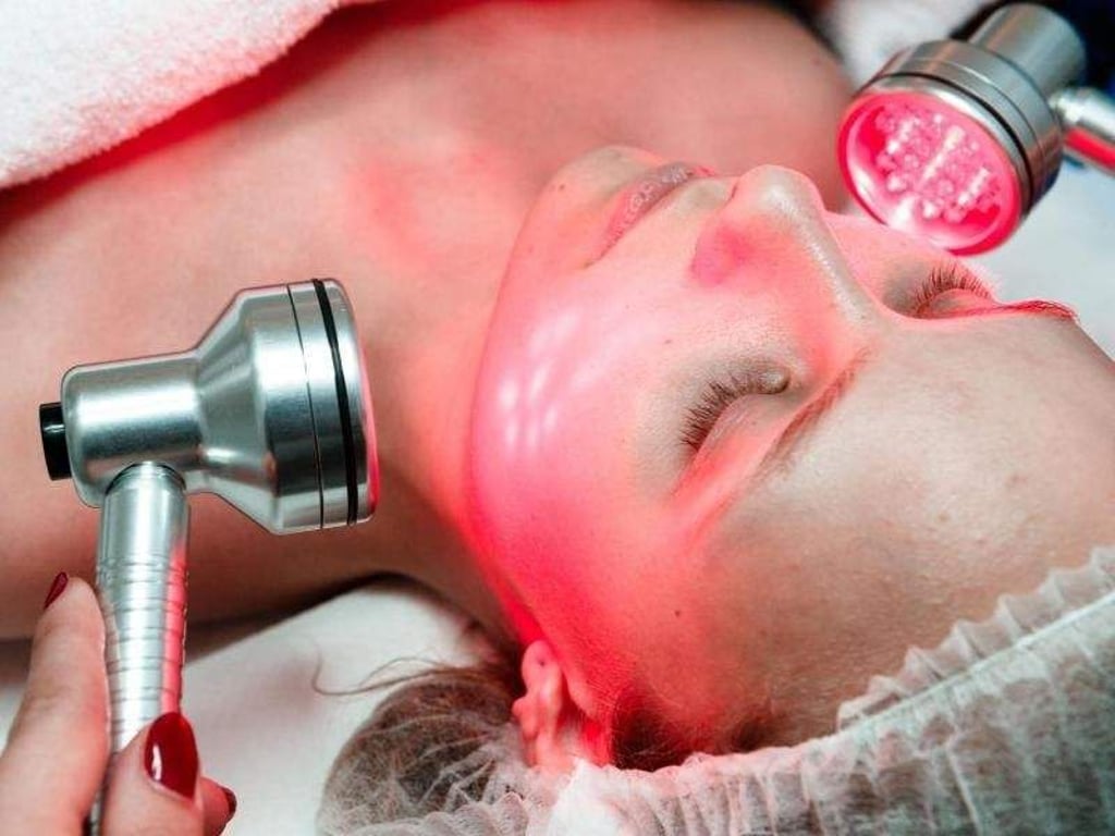Zum Hydrafacial gehört auch eine Lichttherapie.
Foto: Markus Scholz