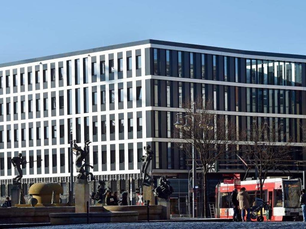 Blick auf das Finanzamt. Foto: Hendrik Schmidt/Archiv