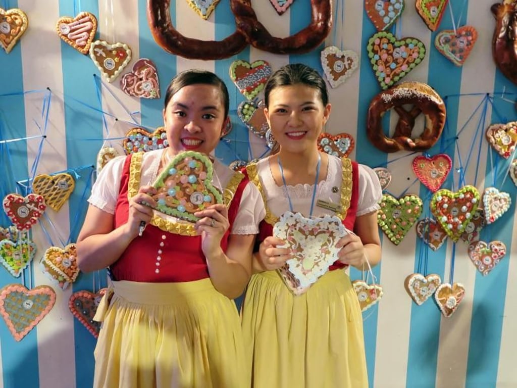 Oktoberfest im «Sheraton Jumeirah Beach Resort»: Die Belegschaft trägt, wie die Mehrzahl der Gäste, bayerische Tracht. Foto: Larissa Loges