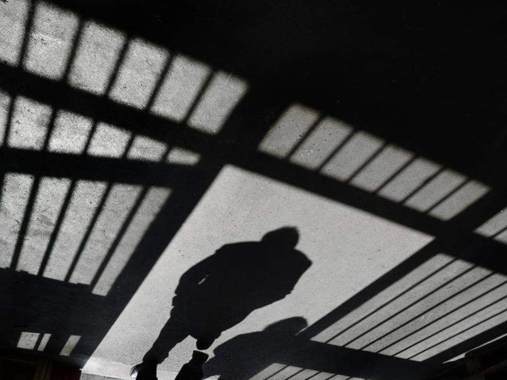 Die Gitter eines Gefängnisses werfen Schatten an eine Wand. Das Begnadigungsgesuch von Patricia Krenwinkel, einer früheren Anhängerin von Charles Manson, ist abgelehnt worden. Foto: Felix Kästle