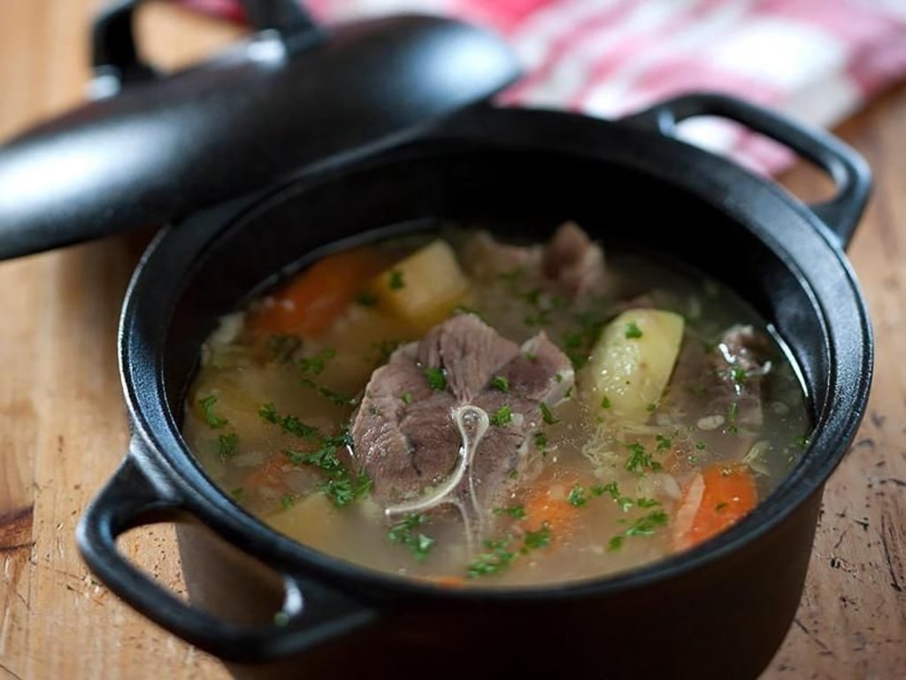 Lamm ist neben Fisch eine der wichtigsten Zutaten in Islands Küche - hier wurde das Fleisch in einer Suppe verarbeitet, die Kjötsúpa. Foto: Matarauður