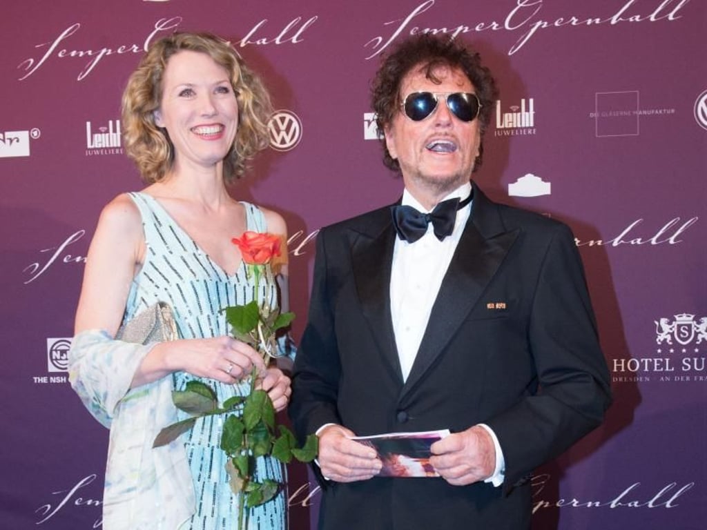 Der deutsche Regisseur Dieter Wedel und «Lottofee» Franziska Reichenbacher bei ihrer Ankunft auf dem 11. Semperopernball. Foto: Sebastian Kahnert