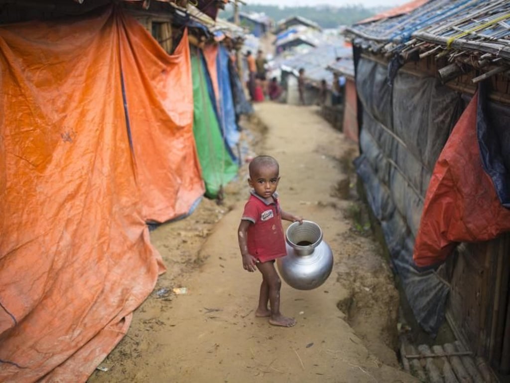 KIndheit im Flüchtlingslager: Ein Rohingya-Junge steht zwischen den provisorischen Unterkünften in Bangladesch. Foto: Zakir Hossain Chowdhury/ZUMA Wire