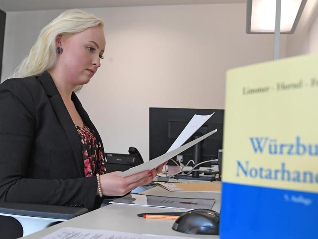 Lisa Walters Arbeit besteht auch aus Recherche in Gesetzesbegründungen oder juristischen Datenbanken. Foto: Carmen Jaspersen