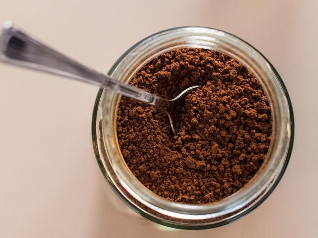 Pulver ins Glas, mit heißem Wasser aufbrühen - fertig. Kaffeetrinker mögen das einfache Verfahren. Foto: Lino Mirgeler