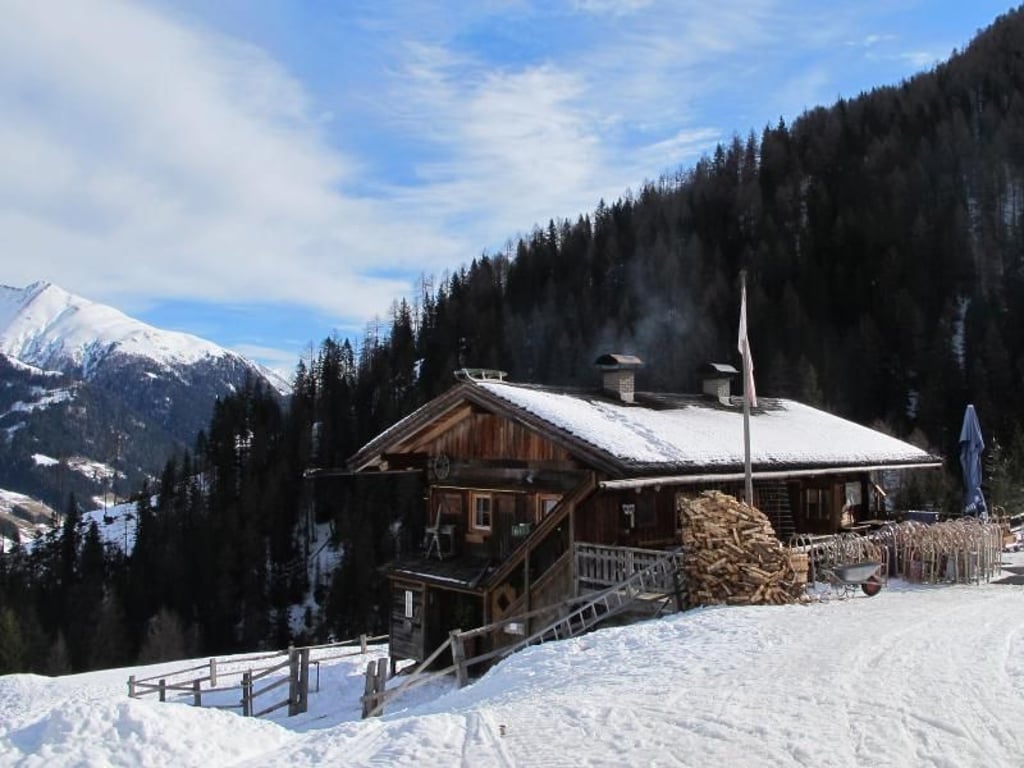 Urig und gemütlich liegt die Alpe Stalle über dem Defereggental in Osttirol - von dort können Besucher im Winter ins Tal rodeln. Foto: Claudia Steiner