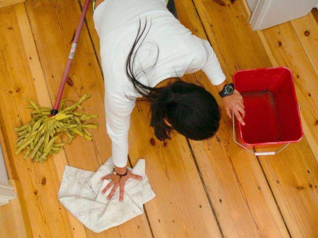Baut sich Pflegefilm stellenweise ab, können auf Holz- oder Laminatböden dunkle Spuren auftreten. Am besten wird der komplette Pflegefilm entfernt und die Pflege wieder neu aufgetragen. Foto: Ralf Hirschberger