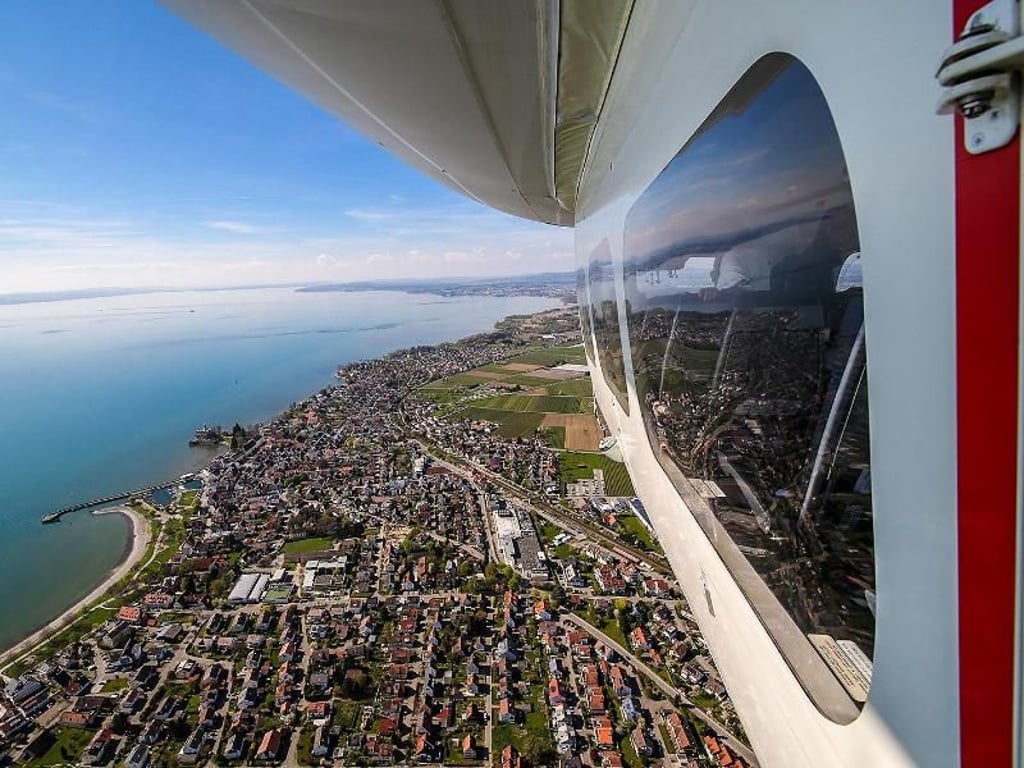 Über den gesamten Bodensee reicht der Blick aus dem Zeppelin bei schönem Wetter. Foto: Michael Häfner/Deutsche Zeppelin-Reederei GmbH