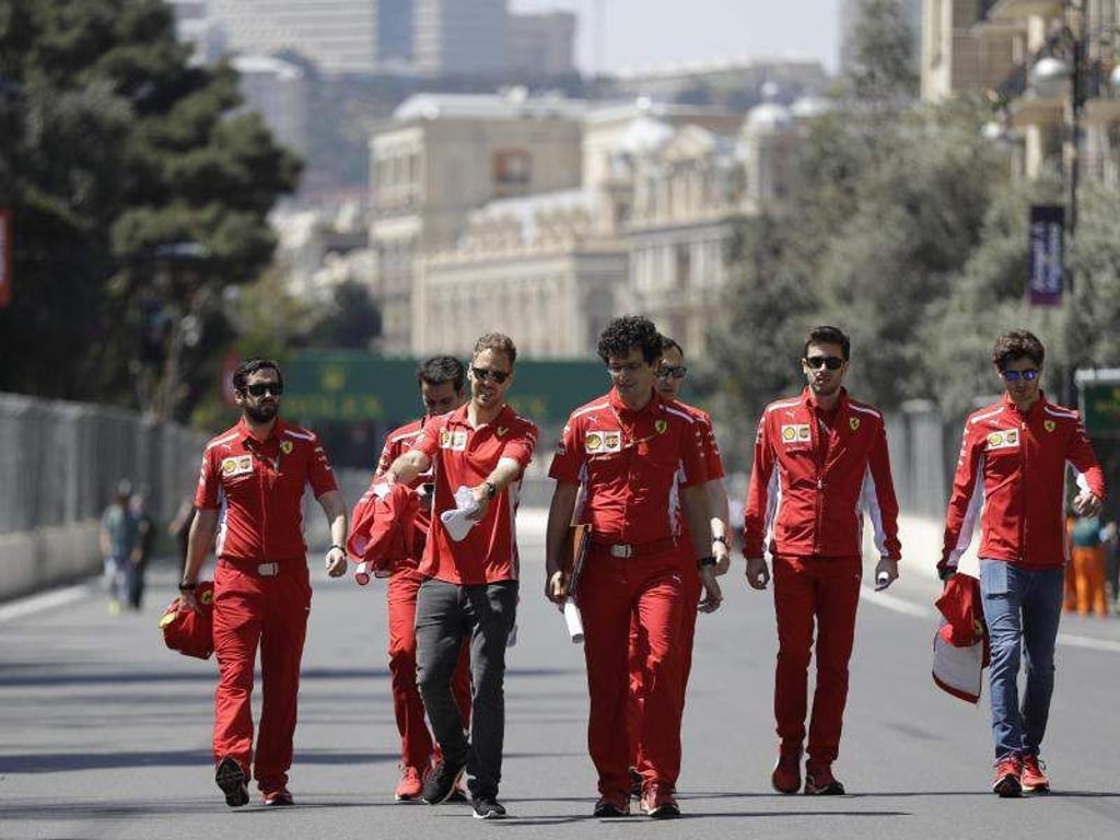 Sebastian Vettel läuft mit seinem Team die Formel-1-Rennstrecke in Baku ab. Foto: Luca Bruno/AP