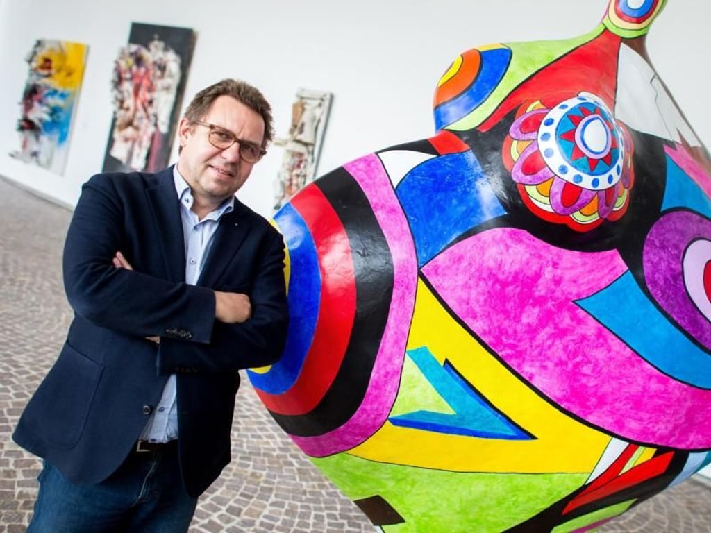 Reinhard Spieler, Direktor des Sprengel Museum in Hannover, in der Ausstellung «Niki de Saint Phalle - The Big Shots». Foto: Hauke-Christian Dittrich