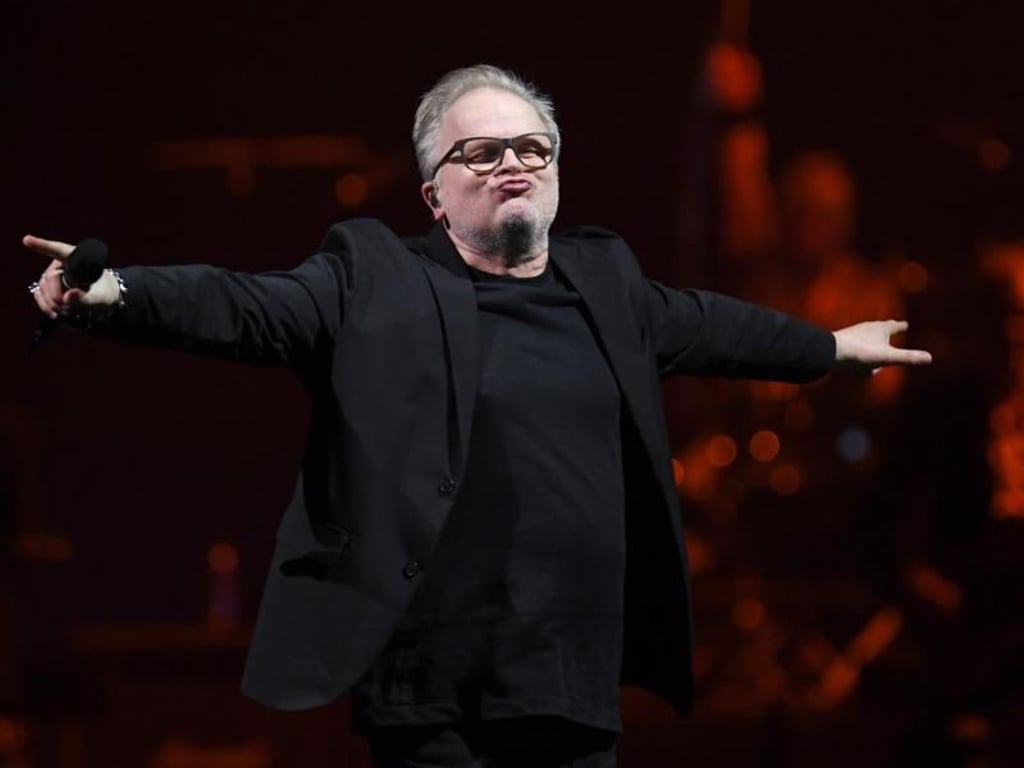 Herbert Grönemeyer umarmt sein Publikum. Foto: Carsten Rehder