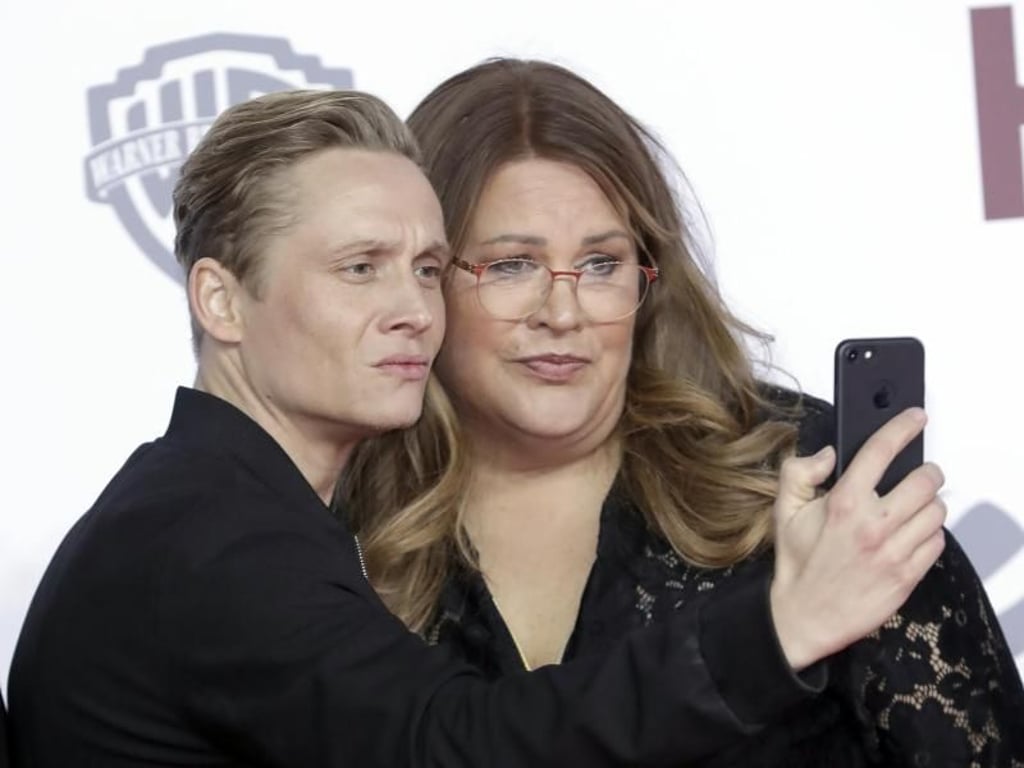 Ein Selfie für die Ewigkeit: Matthias Schweighöfer und Ilka Bessin. Foto: Jörg Carstensen