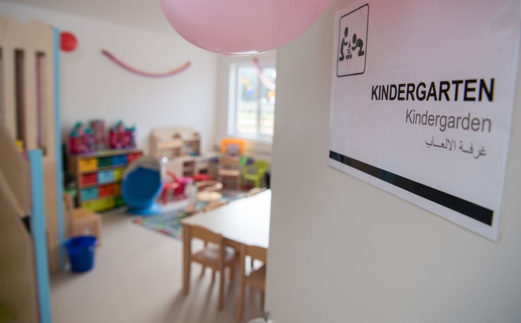 Achtung SPEERFRIST 22.09.2017 16:00 Der Schriftzug "Kindergarten" steht am 20.09.2017 in der Erstaufnahmeeinrichtung Tübingen (EA), einer Unterbringungseinrichtung für besonders schutzbedürftige Personen, in Tübingen (Baden-Württemberg) an der Tür der Kinderbetreuung. Die Einrichtung wird am 22. September offiziell eröffnet. Sie wird künftig Platz bieten für bis zu 250 allein reisende Frauen mit und ohne Kinder sowie für Flüchtlinge, die aufgrund ihrer sexuellen Orientierung diskriminiert werden. Foto: Sebastian Gollnow/dpa ++ +++ dpa-Bildfunk +++