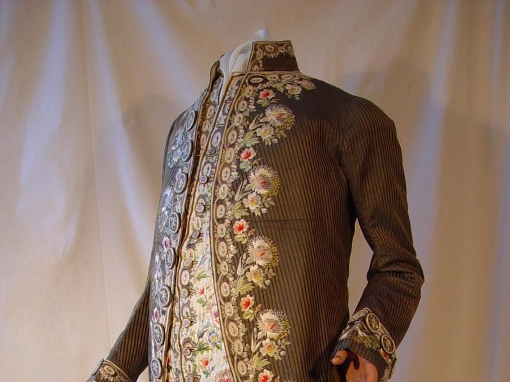 Der bestickte Seidenanzug mit Weste und Kniebundhose aus einem deutschen Adelshaus stammt von etwa 1780. Foto: Sammlung Kamer/Ruf