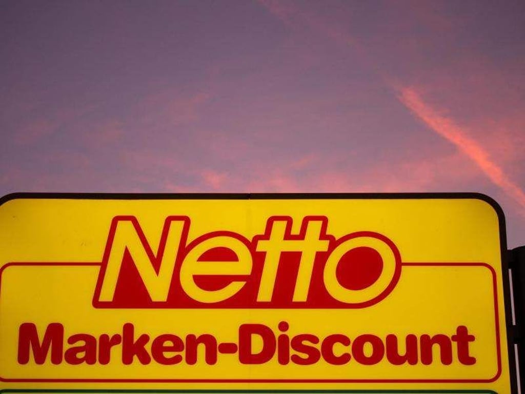 Bei Netto verkaufte Cbanossi-Würste der Marke «Hofmaier» enthalten unter Umständen kleine Plastikteile. Foto: Raphael Knipping/dpa